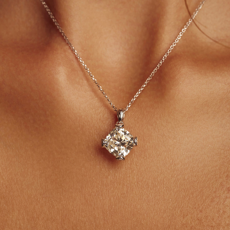 QUEEN Pendant Necklace (Silver)